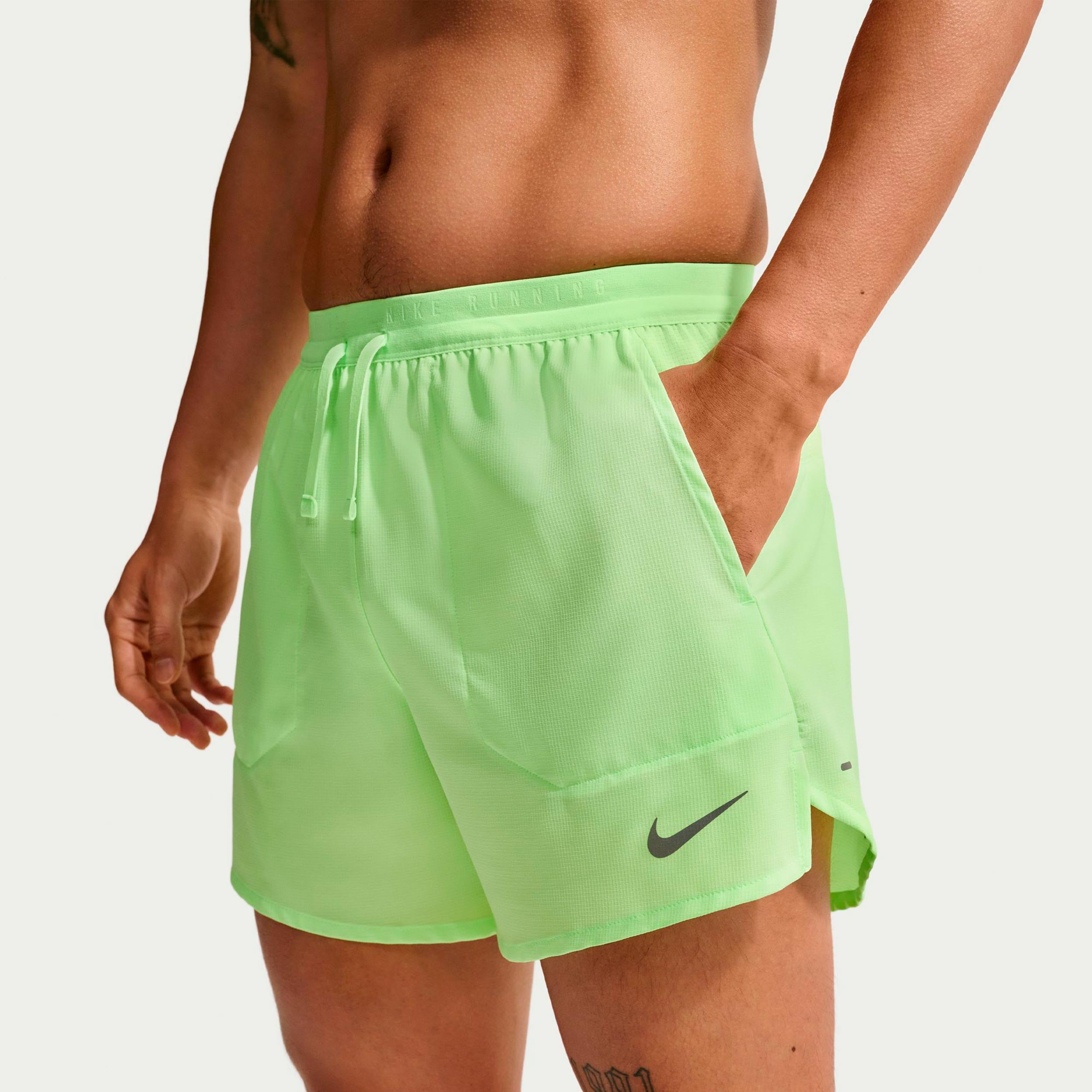 Nike STRIDE 5IN  Laufshorts Herren - hellgrün, silber